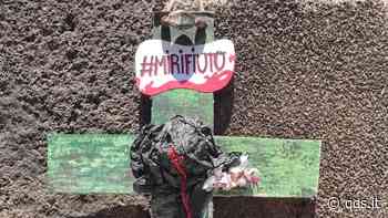 “Mi rifiuto”, croci di protesta sull’immondizia a Catania: ecco in quali zone – Fot... - Quotidiano di Sicilia