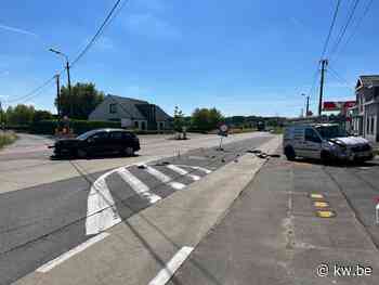 Bestuurder raakt gewond bij zware botsing aan signalisatie afgesloten weg in Zedelgem - KW.be - KW.be