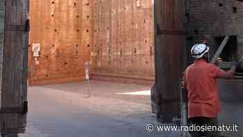 Siena: prosegue il restauro delle porte lignee, smontata Porta dei Pispini - RadioSienaTv