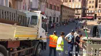 Siena, si montano i varchi per il Palio - LA NAZIONE