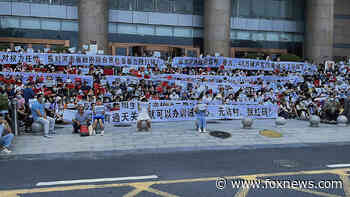 Chinese bank depositors face police in angry protest