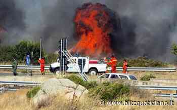 Incendi, rogo nel pisano: chiusa e poi riaperta la statale di Val Cecina. Tre case evacuate in Sardegna - Blitz quotidiano