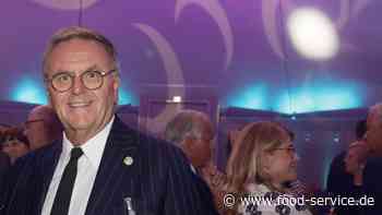 Europa-Park Rust: Roland Mack hadert mit jungen Bewerbern - Food Service