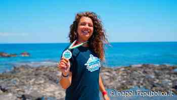 Fotografa napoletana attraversa a nuoto lo stretto di Messina per recuperare l'"autostima" - La Repubblica