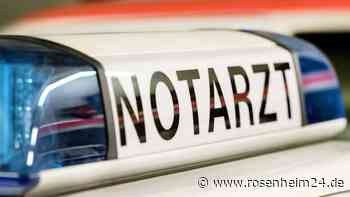 Notarztwagen kracht auf Einsatzfahrt in Auto und prallt gegen Schilder