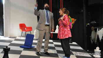 Uckermärkische Bühnen Schwedt: Überdrehte Suche nach der Selbstfindung und eine Anleitung achtsam zu morden - Märkische Onlinezeitung