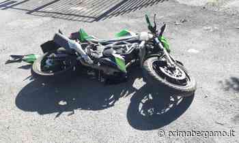 Brutto scontro tra un'auto e una moto a Caravaggio, 17enne trasportato in ospedale - Prima Bergamo