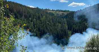 Waldbrand bei Ludwigsstadt: 5000 Quadratmeter in Flammen - 100 Feuerwehrleute im Einsatz, Teilsperrung der B85