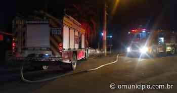 Casa é atingida por incêndio no bairro Thomaz Coelho, em Brusque - O Município