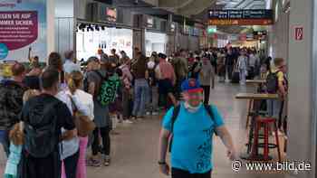 Lange Warteschlange am Flughafen Köln/Bonn: Anstehen in den Urlaub | Regional - BILD