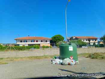 Mini discariche all'ingresso della spiaggia libera di Squillace - Soverato Web