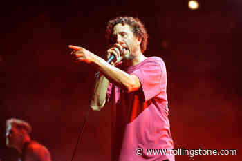 Rage Against the Machine’s Zack de la Rocha Injures Leg During Chicago Show, Finishes Set Seated