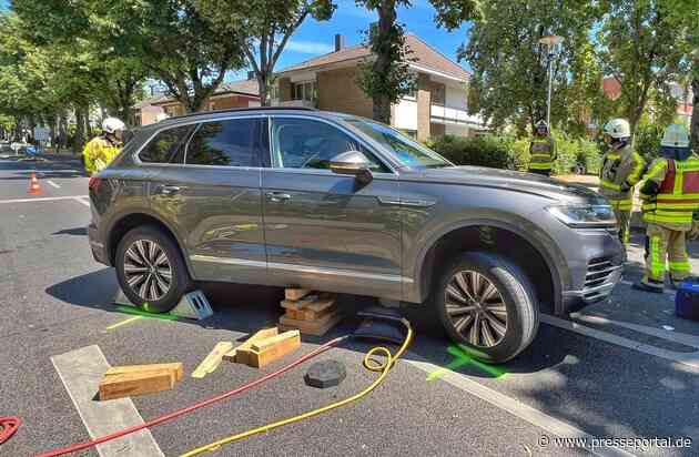 FW Grevenbroich: Kind bei Unfall unter PKW eingeklemmt / Feuerwehr setzt Hebekissen ein - nach kurzer Zeit befreit