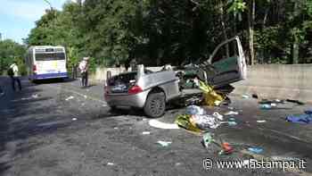 Incidente in Corso Casale a Torino: auto si schianta contro un bus, tre morti e un ferito gravi. I resti dei veicoli - La Stampa