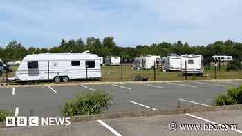 Milton Keynes: Oakgrove Secondary School closed after travellers set up on field - BBC