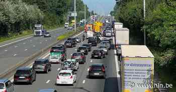 Twee rijstroken richting kust versperd door kop-staartaanrijding in Erpe-Mere - Het Laatste Nieuws