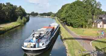 Schip botst tegen spoorwegbrug aan kanaal Bocholt-Herentals - Het Laatste Nieuws