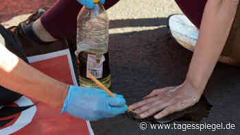 „Letzte Generation“: Wie die Berliner Polizei festgeklebte Demonstranten von der Straße löst - Tagesspiegel