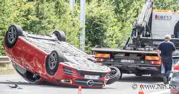 Auto over de kop na aanrijding aan 't Peerdeken in Zingem - Het Laatste Nieuws