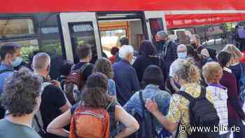 Freilassing: Polizei räumt zu vollen Zug | Regional - BILD