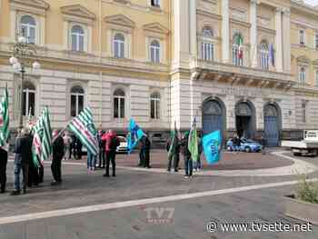 Manifestazione a Benevento contro i licenziamenti al Centro Medico Erre - TV Sette Benevento
