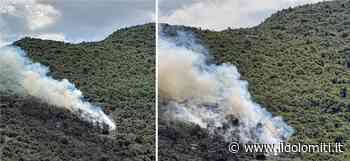 E' ripartito l'incendio boschivo nell'Alto Garda, fiamme in una zona impervia difficili le operazioni dei vigili del fuoco: in azione ancora l'elicottero - il Dolomiti