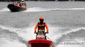 Lago di Garda, motoscafo finisce sugli scogli - TrentoToday