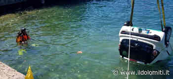 Finisce con l'auto nel lago di Garda (FOTO): morto un 81enne. Ultimate le operazioni di recupero del veicolo - il Dolomiti