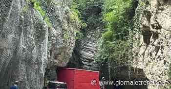 Lago di Garda, la “strada delle meraviglie” non è per tutti. E il furgone si incastra - Trentino