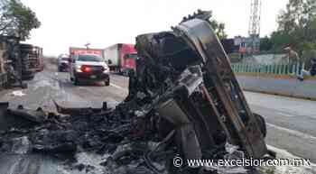 Tráiler cargado con puercos se vuelca e incendia en la México-Cuernavaca - Periódico Excélsior