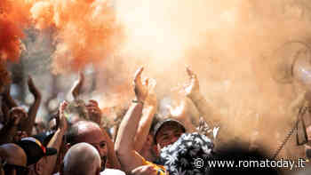 I tassisti bloccano via del Corso: esplosi petardi. In cinque si incatenano a Palazzo Chigi