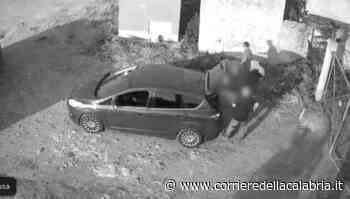 «Micu e Ntoni gli sporcaccioni». Abbandonano rifiuti e il sindaco di Locri li "pubblica" sui social - Corriere della Calabria