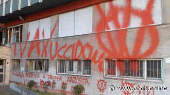 La setta No-vax dei ViVi imbratta i muri della AUSL Modena con scritte contro i vaccini - Open