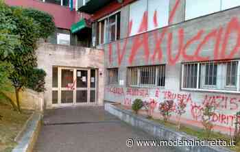Modena, scritte no vax alla sede Asl di via San Giovanni del Cantone - modenaindiretta.it