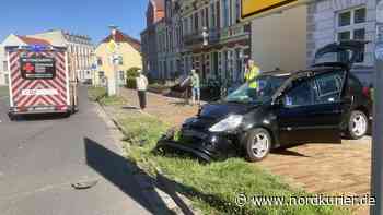 Auto kracht in Teterow in Lkw und schleudert auf Gehweg - Nordkurier