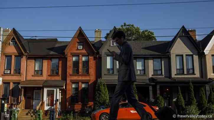 More living alone, but roommates, multi-generational homes rising: census