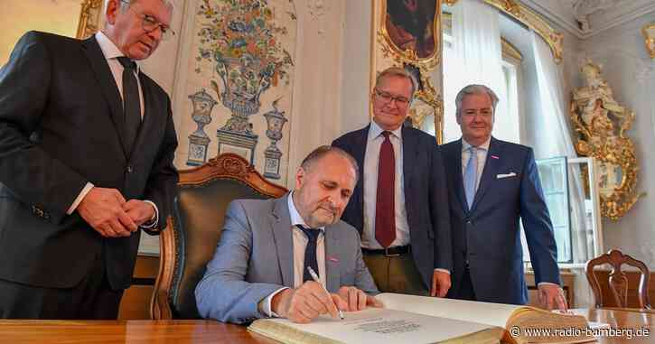 Präsident des Zentralverbandes des Deutschen Handwerks trägt sich ins Goldene Buch der Stadt ein