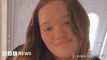 Rugby student raises thousands of pounds for hospice in memory of her mum