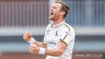County Championship: Ian Holland falls but Hampshire earn a first-innings lead against Warwickshire