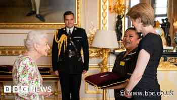 Queen awards NHS George Cross medal