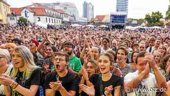 Der Theatervorplatz in Jena ist hergerichtet für den Konzertauftakt