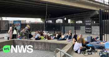 Tientallen fans kamperen nu al aan Sportpaleis Antwerpen voor concert Harry Styles - VRT NWS