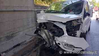 Si addormenta al volante e il furgone di accartoccia nel sottopasso - MonzaToday