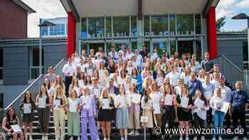 Berufsbildende Schule in Cloppenburg: BBS am Museumsdorf entlässt Fachoberschüler - Nordwest-Zeitung
