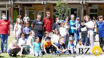 Ilseder Schüler umarmen Rektorin zum Abschied in Ruhestand