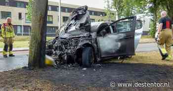 Auto botst frontaal tegen boom en vliegt in brand in Enschede - De Stentor