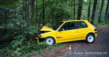 Auto botst tegen boom in Beekbergen, bestuurder (20) naar ziekenhuis - De Stentor