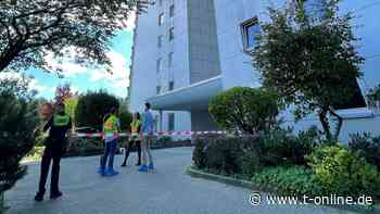 Hintergründe noch unklar: Vor Hochhaus in Erlangen: Frau und Junge tot aufgefunden - t-online - Nürnberg