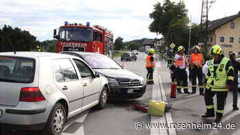 Zwei Autos krachen auf der B15 bei Rott ineinander