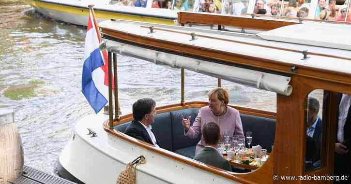 Rutte verleiht Merkel Ritterorden auf Amsterdamer Gracht